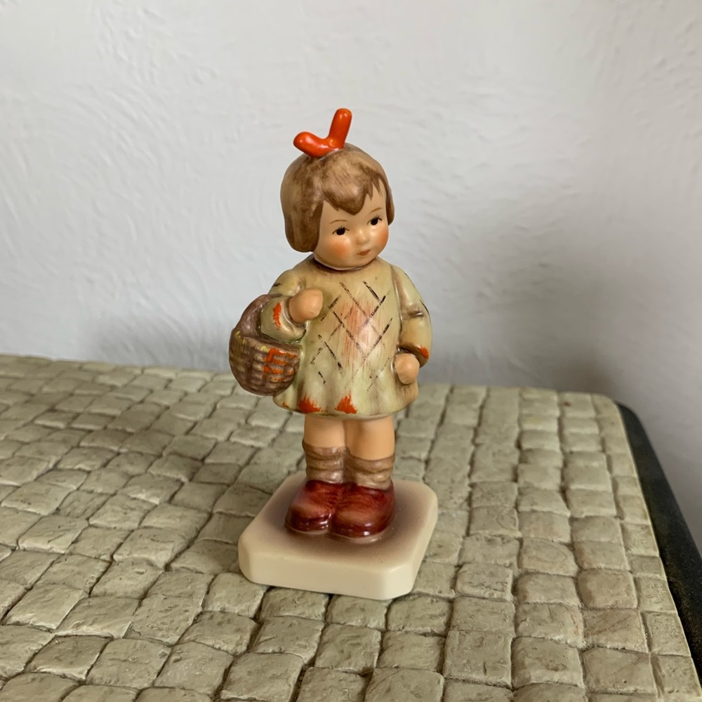 Hummel “I Brought You A Gift” #284